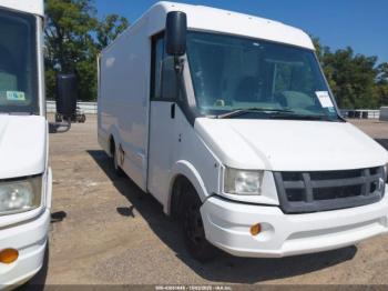  Salvage Isuzu Commercial Van