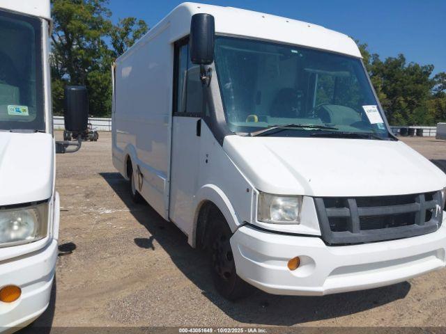  Salvage Isuzu Commercial Van