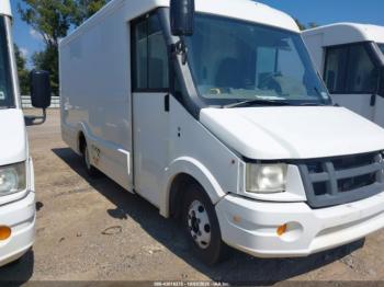  Salvage Isuzu Commercial Van