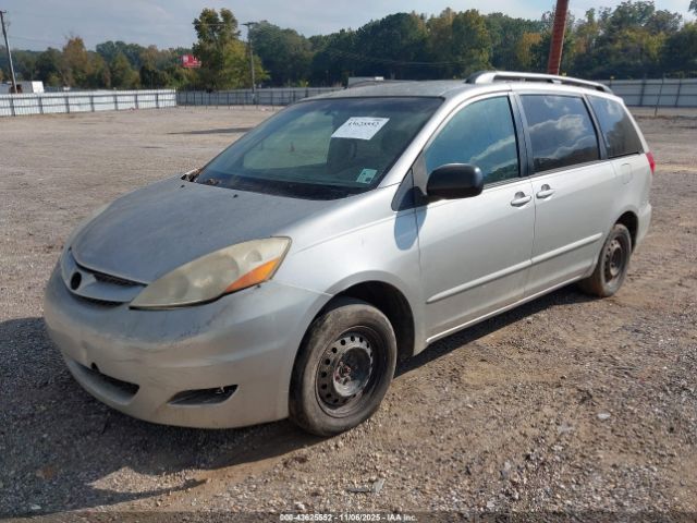 Toyota Sienna Le Image 2