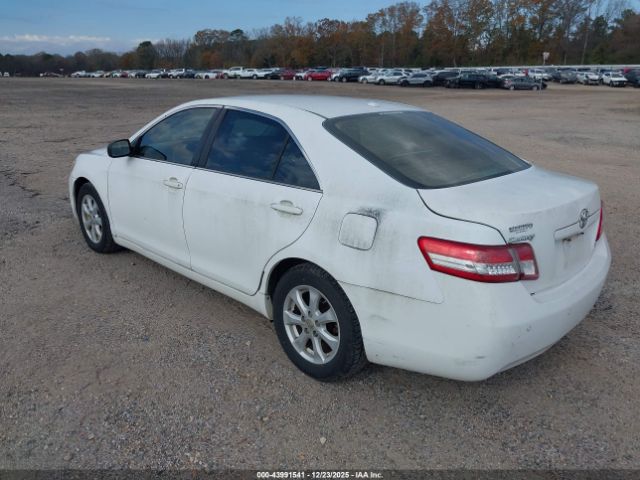 Toyota Camry Le Image 9