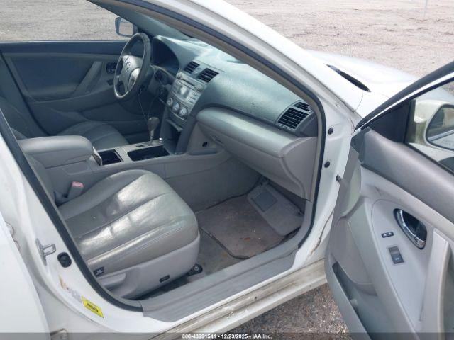 Toyota Camry Le Image 10