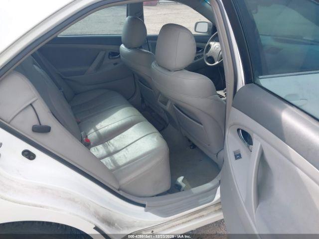 Toyota Camry Le Image 12