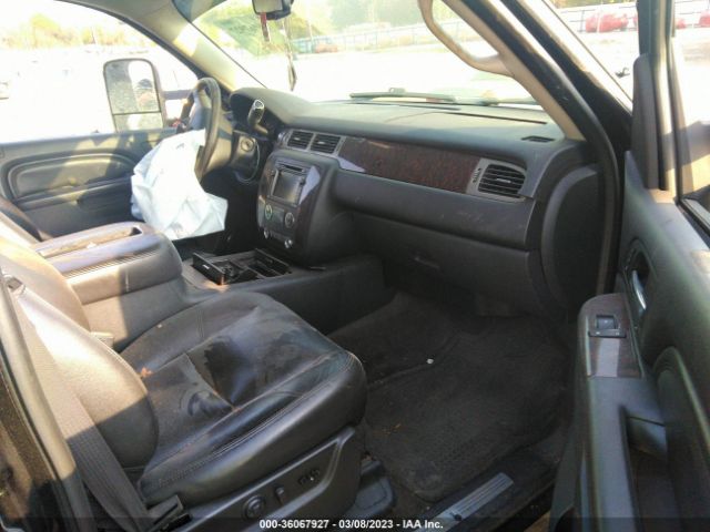 GMC Yukon Denali Image 7