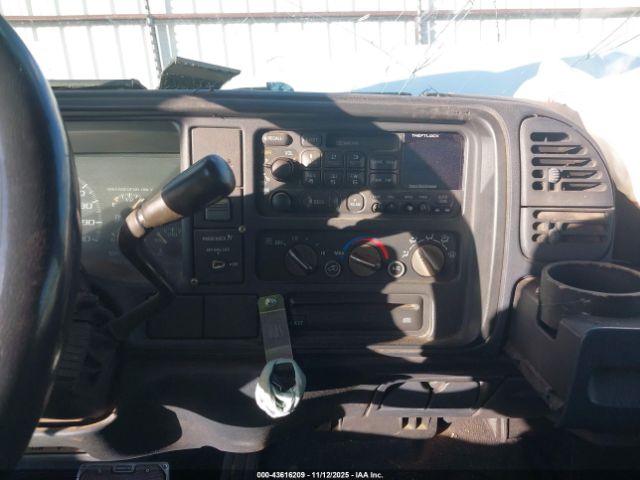 Chevrolet C1500 Fleetside Image 2